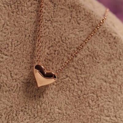 

Women Elegant Short Golden Love Necklace Romantic Heart Pendant Necklaces