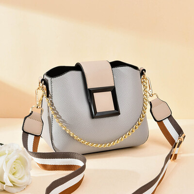 

On the new ladies summer fashion Joker Korean tide shoulder Messenger bag chain small square bag