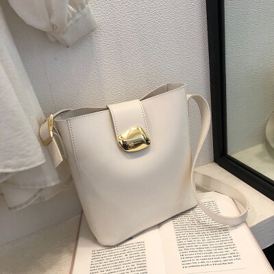 

Bucket bag female new Korean version of the simple wild large capacity shoulder bag diagonal cross bag casual child moth