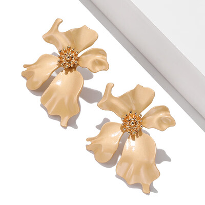 

2019 New Korean Earrings Fresh And Lovely Fashion Exaggerated Metal Petals Womens Earrings Suitable For Winter Girls Jewelry