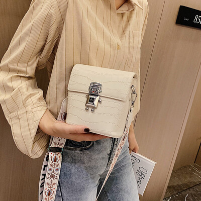 

Popular bag female 2019 new wave Korean version of the wild Messenger bag wide shoulder strap one shoulder foreign fashion small square bag