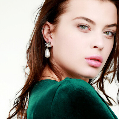 

Diamond Stud Bee Earrings Women Simple Pearl Earrings