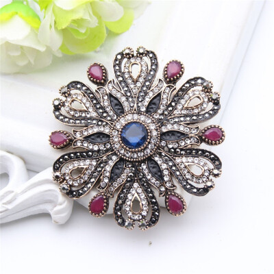 

Gorgeous Rhinestone Brooches pins For Women Flower Resin Crystal Broches Brooch Turkish Lapel Hijab Pins Indian Bride Jewelry