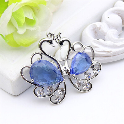 

Romantic Swan Lovers Brooch Pins Gold Color Crystal Streamline Design Animal Brooches Broches Royal Jewelry Women Wedding Gift