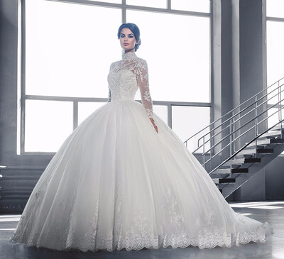 

Luxurious lace long sleeved brides tail wedding dress 2017 new style