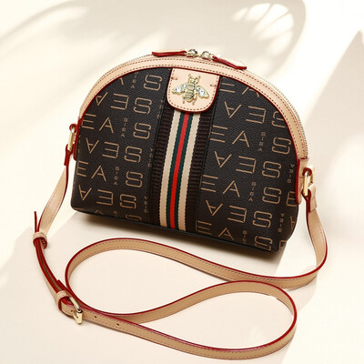

Love sea fashion versatile Messenger bag Korean version of the bee shell bag retro shoulder bag ladies bag small bag apricot