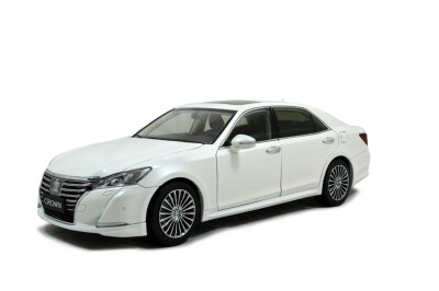 

118 scale Toyota Crown 2015 diecast model car white