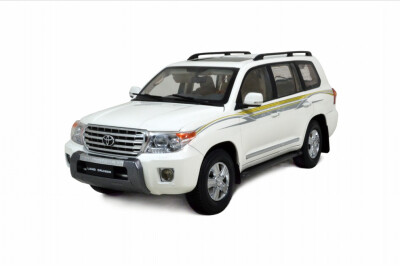 

118 scale Toyota Land Cruiser 2012 LC200 diecast model car white