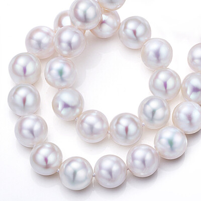 

Rare treasures large grain freshwater pearl necklace near the rounded woman