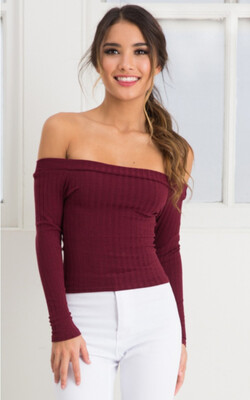 

A one-word shirt-shouldered T-shirt with a long sleeve shirt and a tight-fitting cotton sexy crop with a T-shirt short t