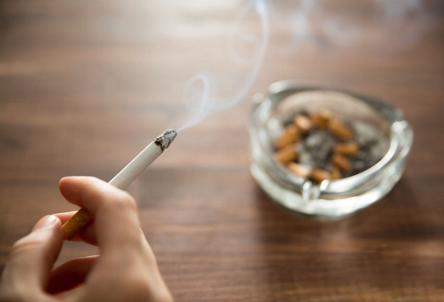 患者因抽烟成瘾前来复诊续方,表示已经使用了六盒药物但效果不佳,仍然