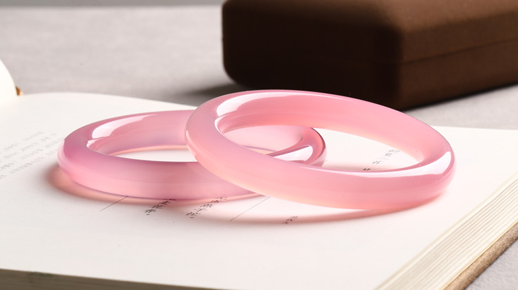 巴西淡粉色玉髓圆条手镯少女玛瑙桃花粉胖圆条藕粉芙蓉玉镯子直播专无