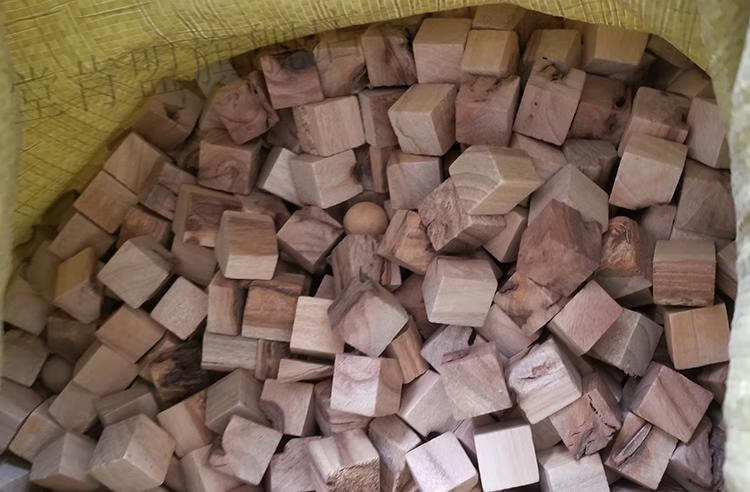 tkm香樟木边角料 樟木条香樟木余料 边角料 铺地板用防虫防蛀 拍一份