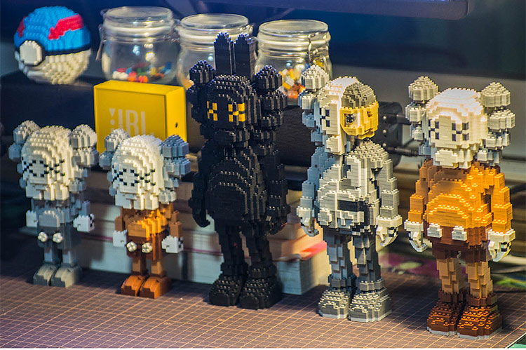 街头狗头潮牌kaws小颗粒微型积木拼装解压男女高难度玩具摆件礼品