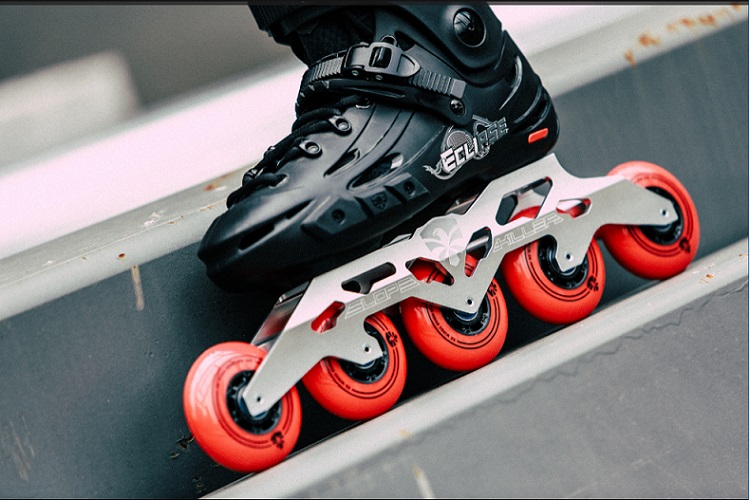 飞鹰轮滑竞速速降鞋fsk刷街综合鞋款直排轮滑鞋溜冰鞋f5d白色黑色刀架