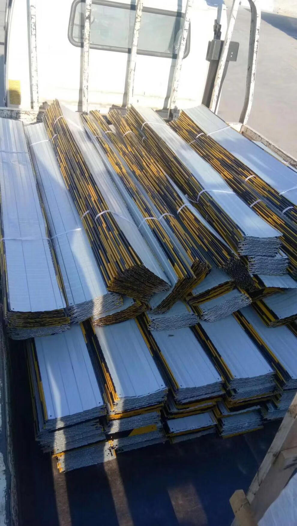 建筑工地脚手架踢脚板楼层镀锌铁皮挡脚板踢脚线安全隔离带警示带黑黄