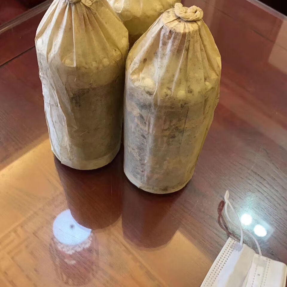 凯偲洽 广东名酒 吴川梅鹿液 90年 酱香型白酒 53度 所剩不多 品色水