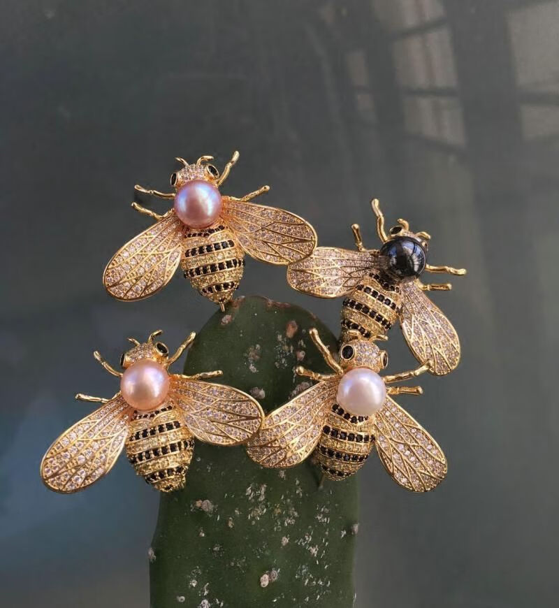 r百搭时尚小蜜蜂蝴蝶胸针女水钻昆虫微镶胸花大别针西装韩版配饰品包