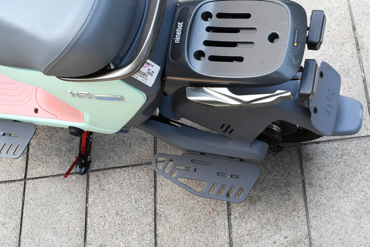 电动车脚蹬加大加宽后脚踏小龟王小牛踩脚爱玛台铃雅迪金属后搁脚加大