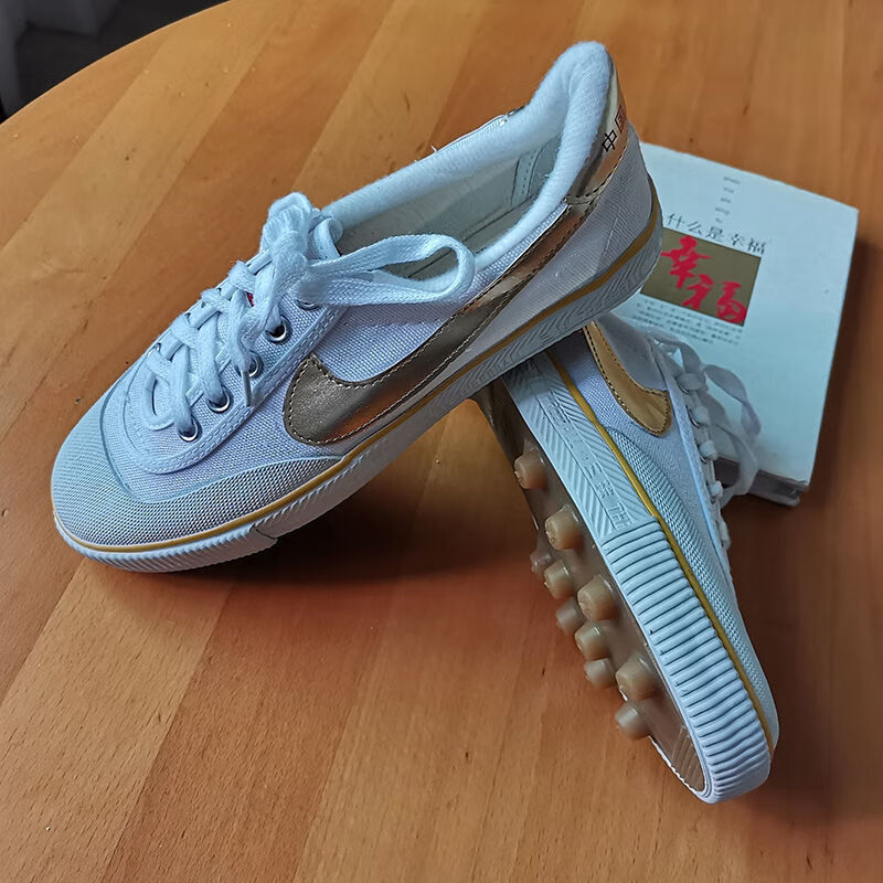 三球校园足球鞋经典老款足球训练鞋通用鞋儿童足球学生白银色钉鞋