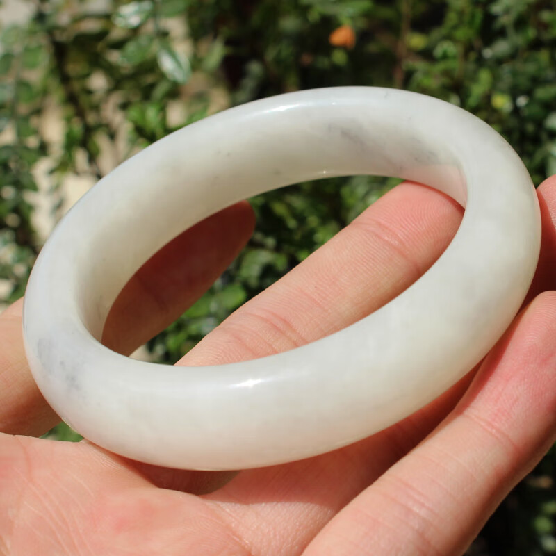 精品巨漏稀少新疆老熟晶白玉带青花底镯子54至60正装