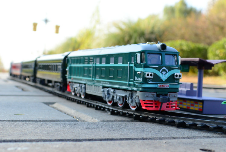 东风4bf仿真绿皮火车模型玩具电动轨道小火车东风11内燃机模型 精致版