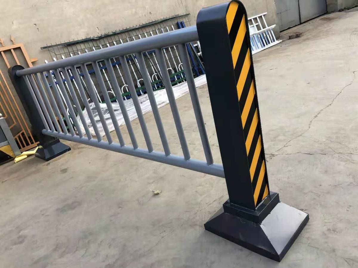 道路隔离护栏公路马路边安全围栏人行道栏杆城市户外防护栅栏10米高