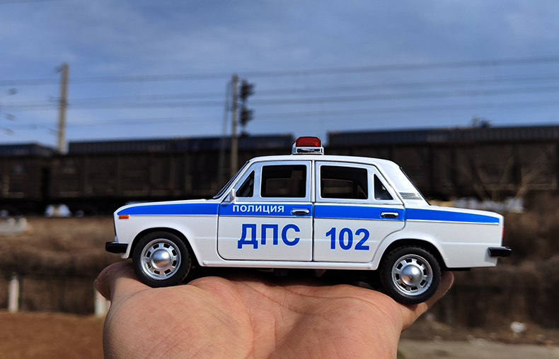 124拉达警车模型回力玩具汽车仿真金属外文警察车警笛声铁车124拉达