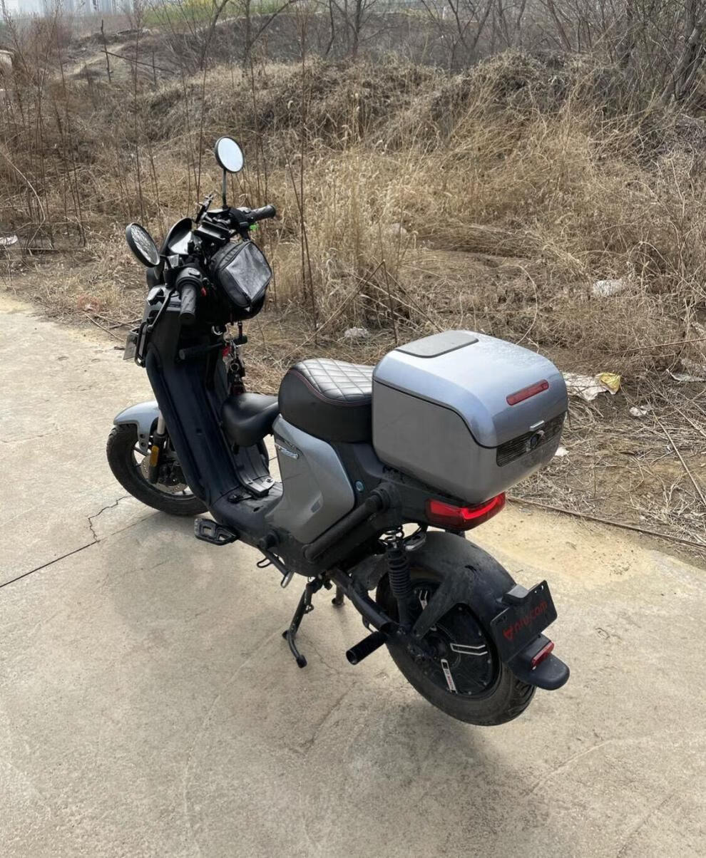 通用储物箱防水大容量爱玛小牛摩托电瓶车尾箱工具箱 白色 途牛款