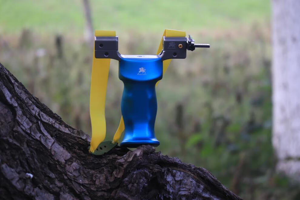 阿拉善玉皇大帝二代钛合金扁皮筋弹弓竞技弹弓强力高精准弹弓架成人