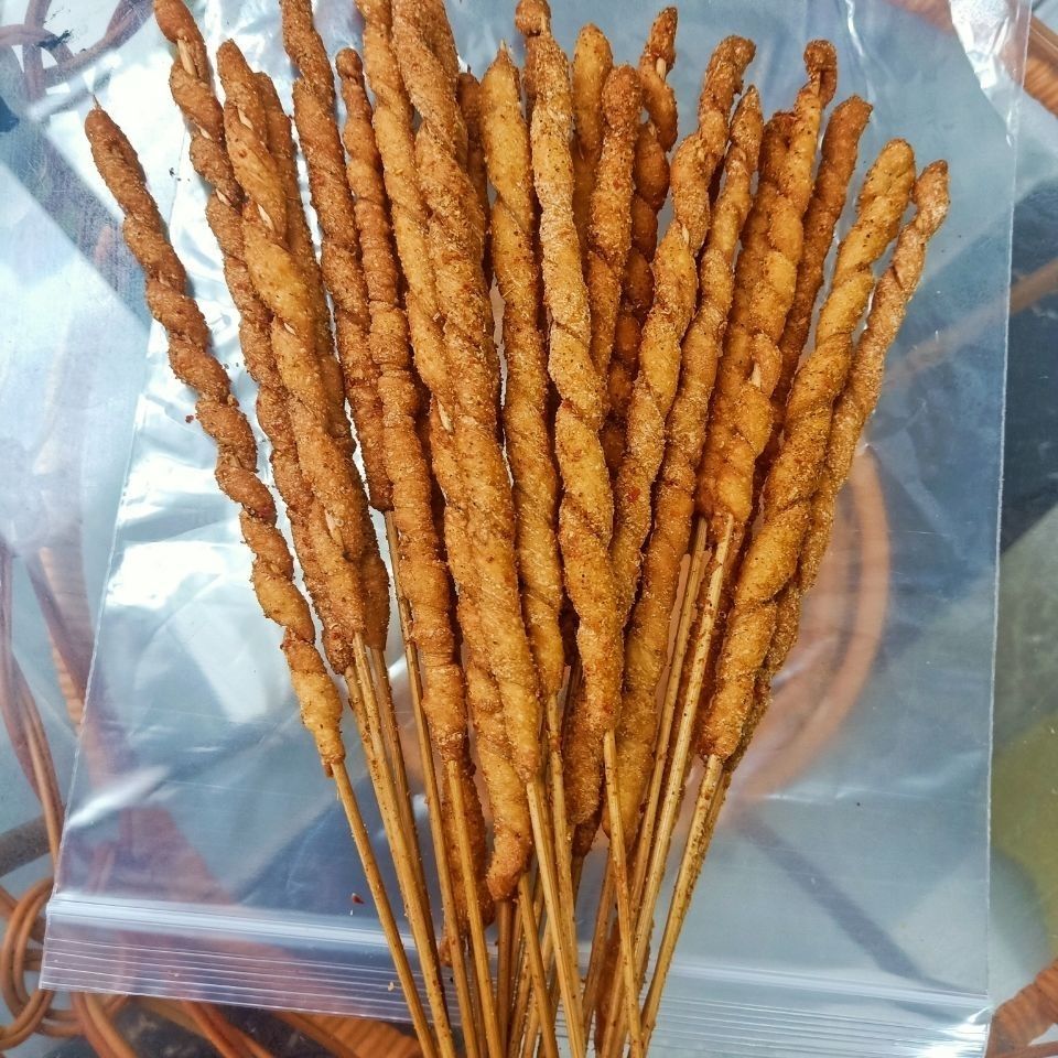 8090后怀旧童年小时候零食麻辣串签子麻花香辣串麻辣棍李氏麻辣串