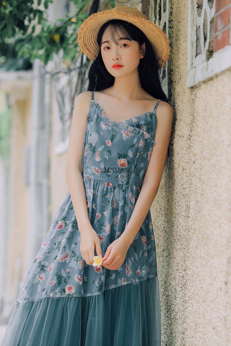 复古文艺连衣裙女中长款很仙的碎花吊带裙温柔素养刺绣点缀少女感十足