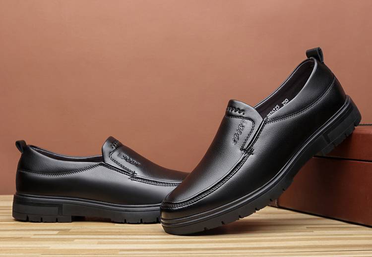 男士特大码加肥加宽休闲皮鞋男鞋商务男真皮软底休闲款加大号4547码