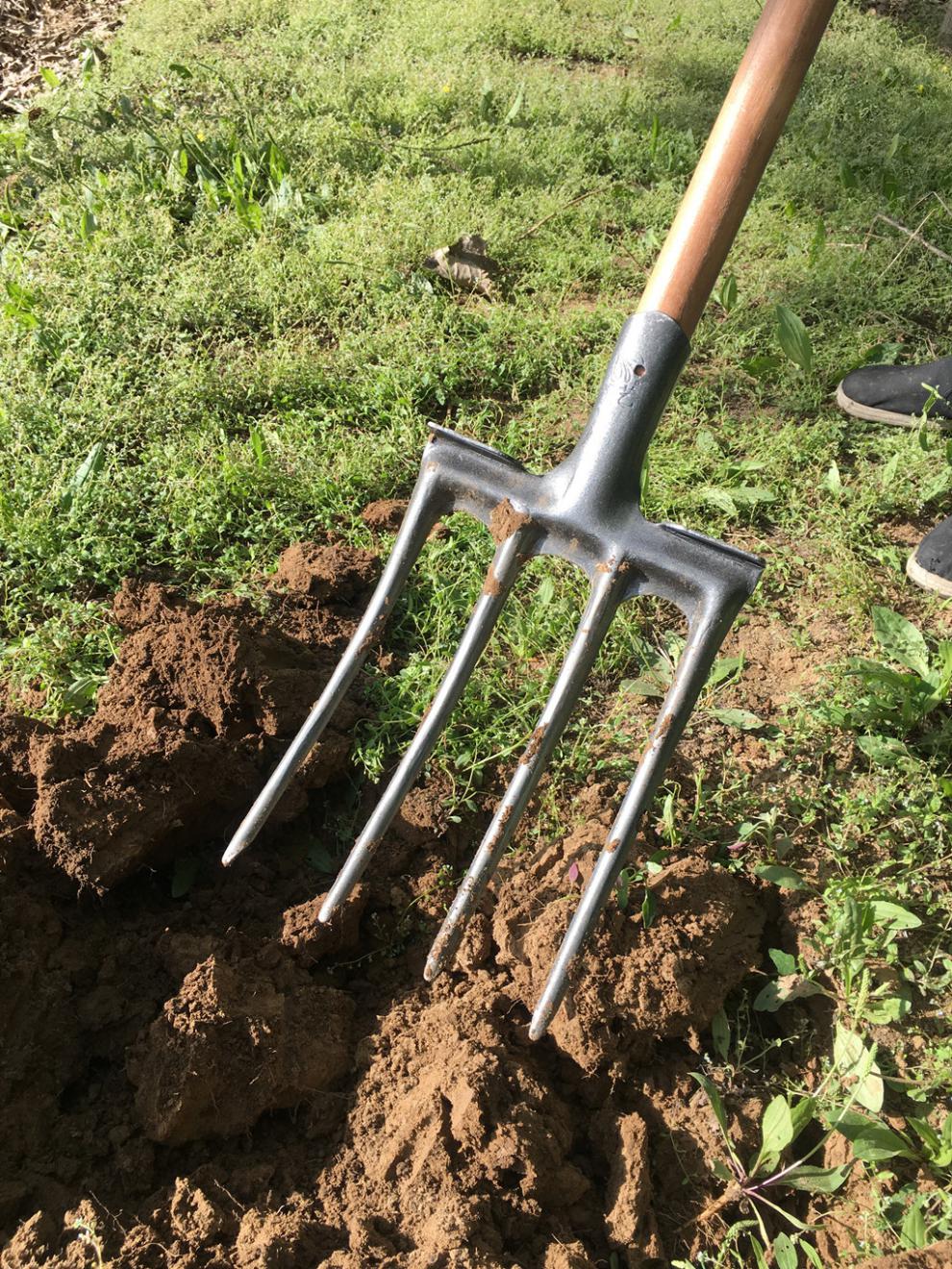 翻地神器農用翻地鬆土神器叉子全鋼翻土工具四齒鋤頭錳鋼挖土種菜鋼叉