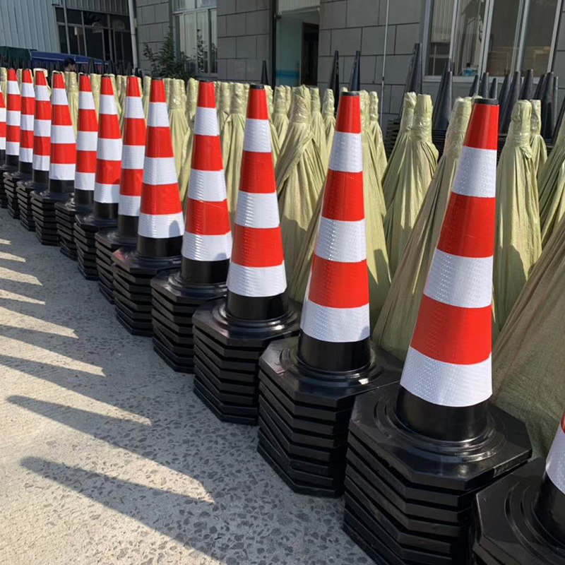 安全橡胶三角路锥反光停车雪糕筒路障锥警示桩伸缩连接杆椎形柱桶塑料
