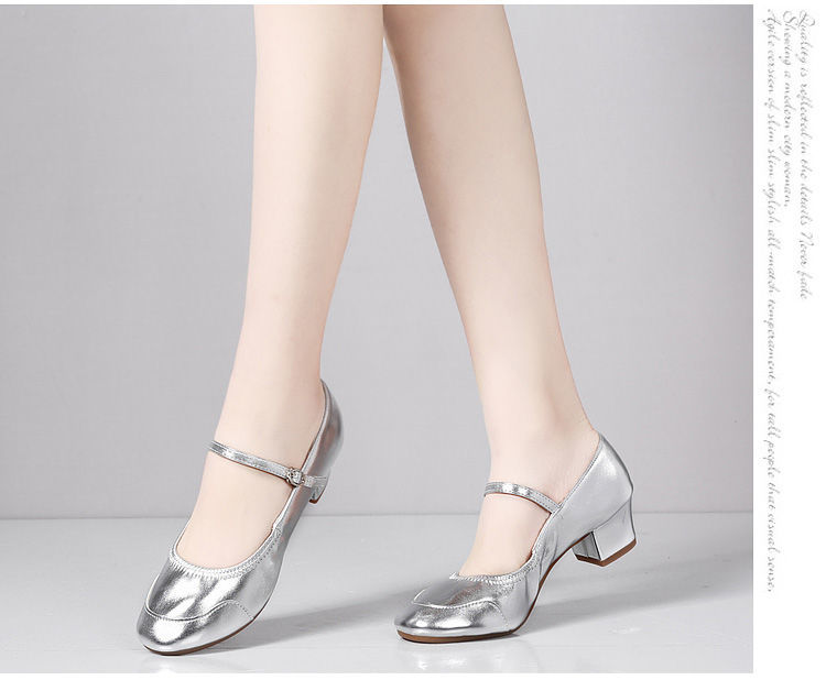 广场舞鞋女式新款软底中跟银色跳舞鞋中老年四季演出牛筋底舞蹈鞋银色