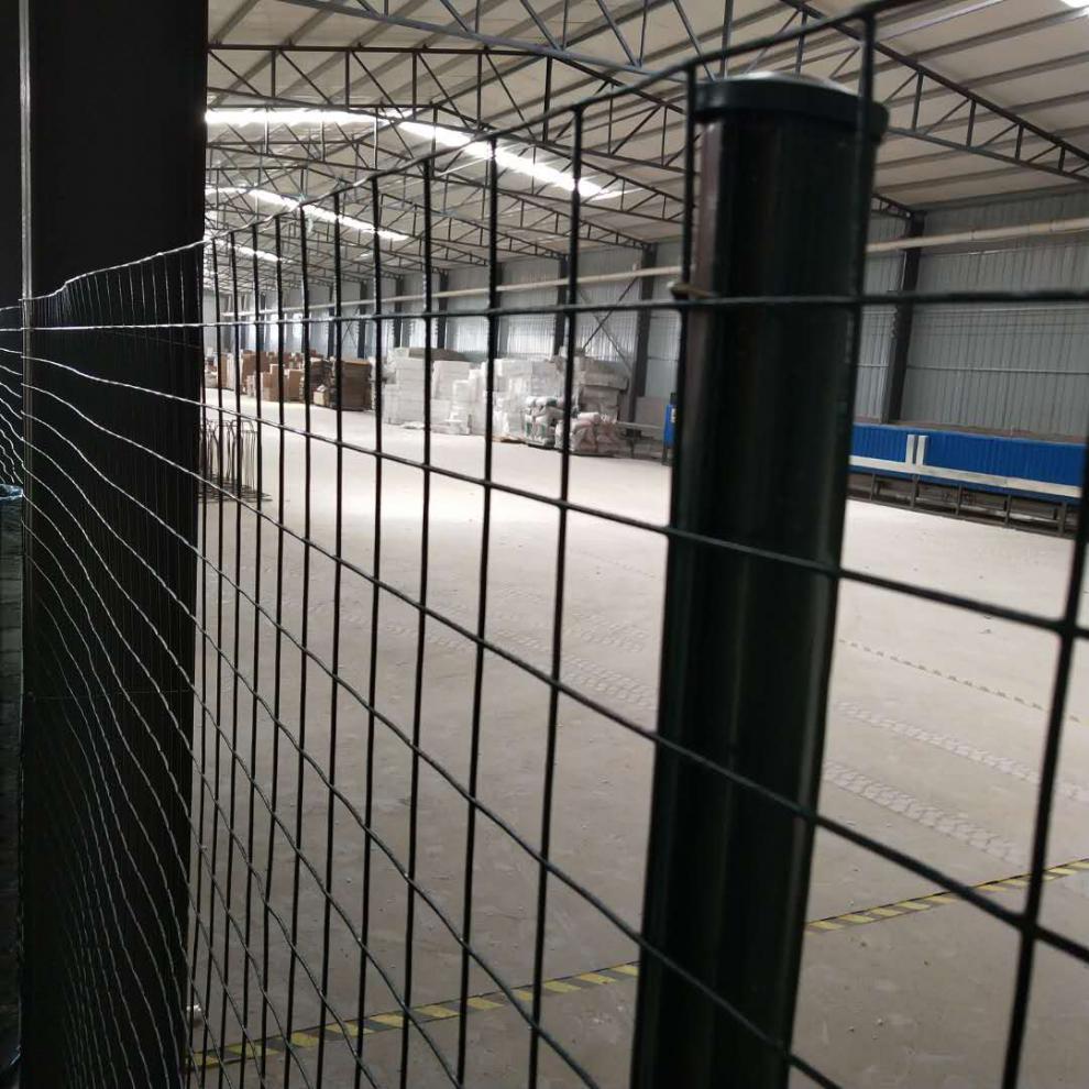 立柱铁丝网防护防撞燕尾柱荷兰网果园围网柱高速公路隔离养殖铁管