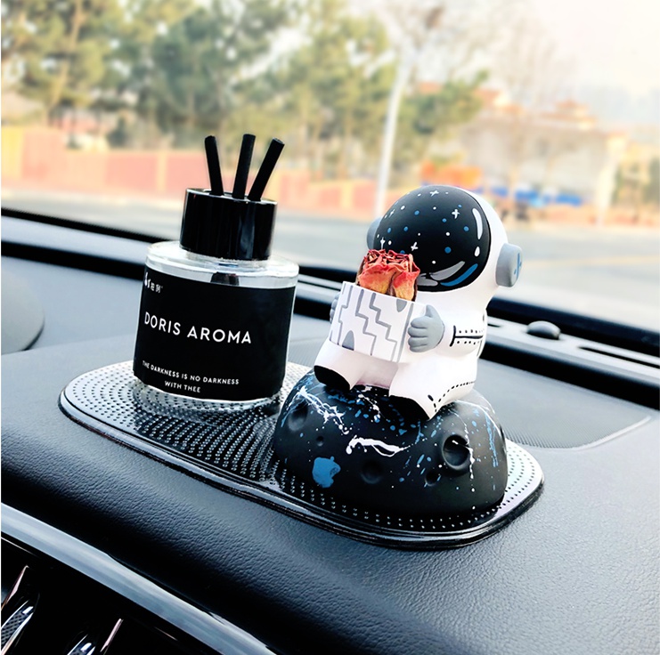汽车摆件车载香水香薰中控台家居宇航员车用网红装饰用品车内饰品星球