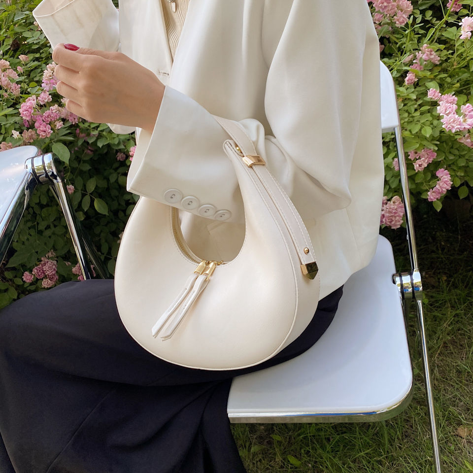 包包女月亮包今年新款小众新月包感单肩腋下女包黑月陪伴正常包装