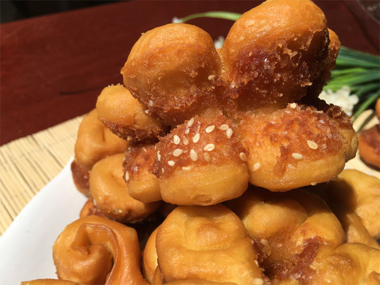 甘肃张掖特色小吃油炸糖花子年货手工油果子馍馍传统糕点夹心果果糖