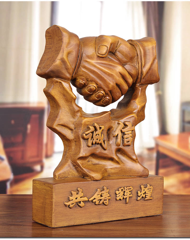 诚信握手雕塑摆件实木雕合作共赢办公室桌面摆设送客户商务礼品小号款