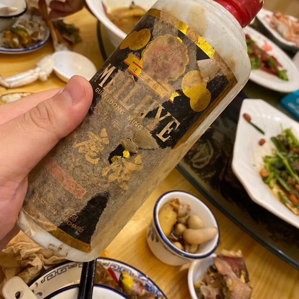 凯偲洽 广东名酒 吴川梅鹿液 90年 酱香型白酒 53度 所剩不多 品色水