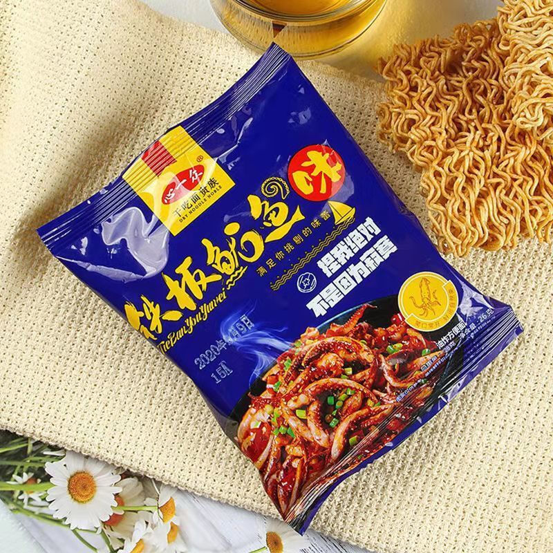 京品严选干吃铁板鱿鱼味方便面充饥休闲食网红小吃掌心脆干脆面整箱双