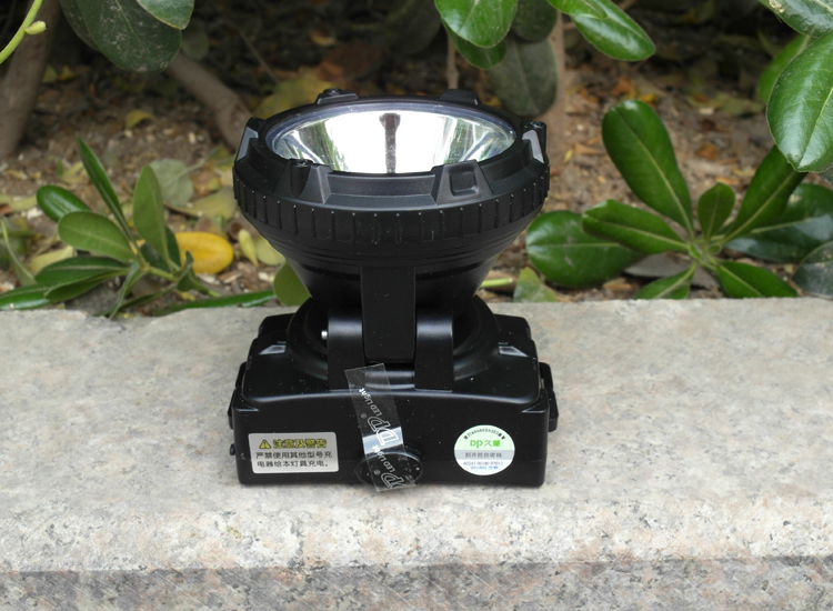 大小合适,是比较好用的锂电头灯.适合多种场景.