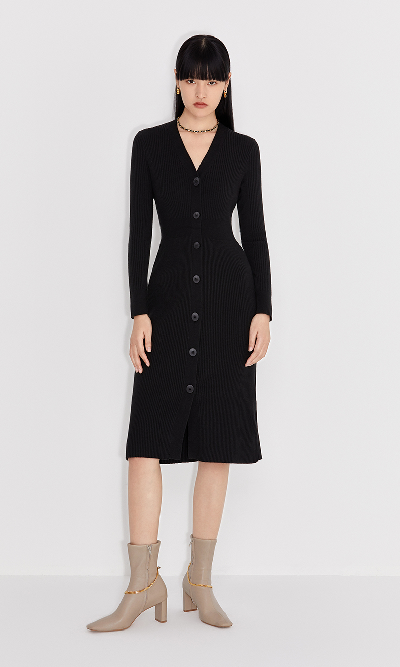 ochirly欧时力新款秋装排扣v领小黑裙长袖针织连衣裙黑色090m