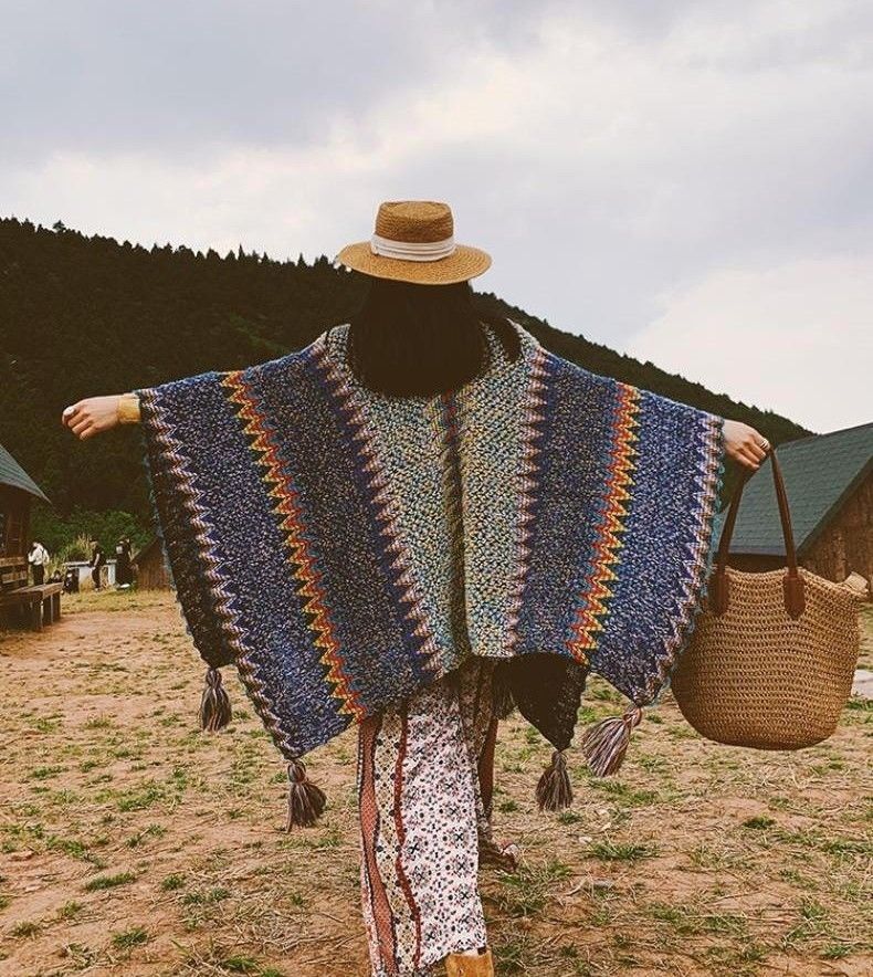 妸蕴七彩大流苏披肩斗篷云南新款民族风斗篷披肩针织秋冬吊球挂球围巾