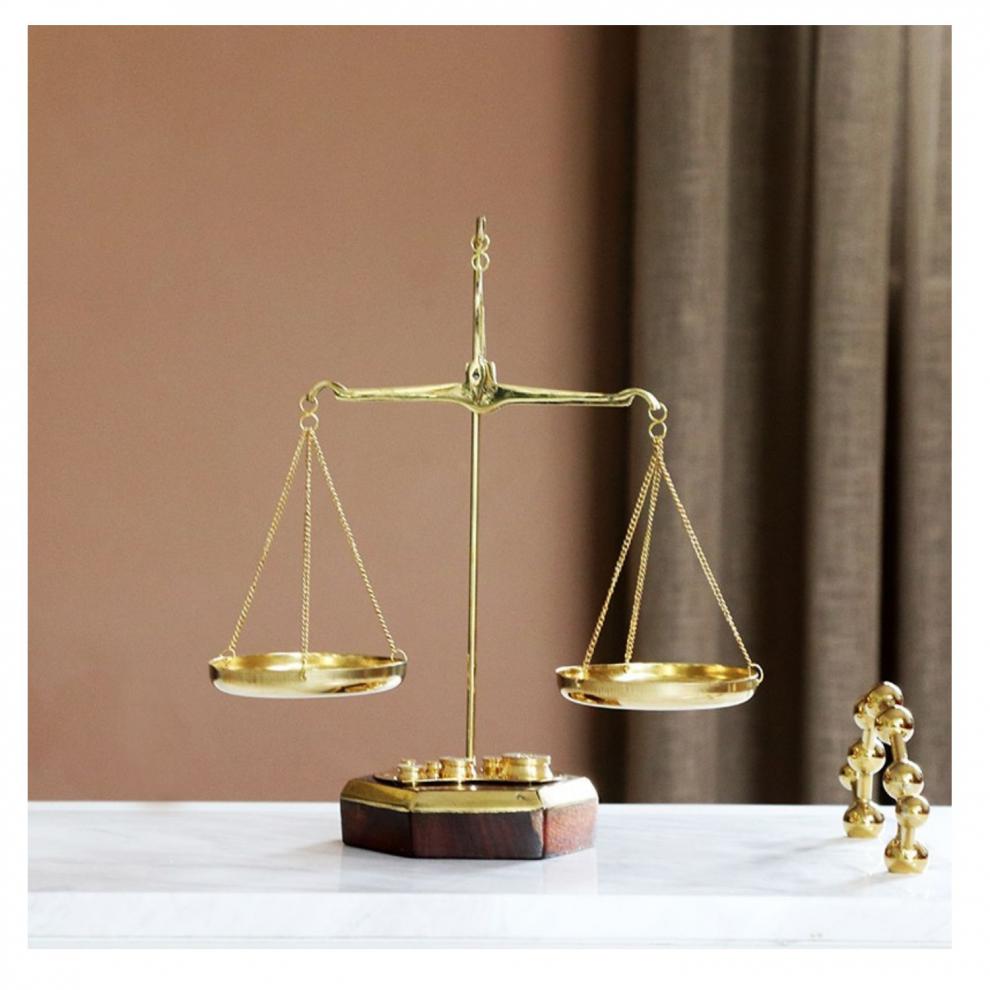 肖夫人天平摆件印度实木底座黄铜手工制天平称书房桌面复古饰品创意