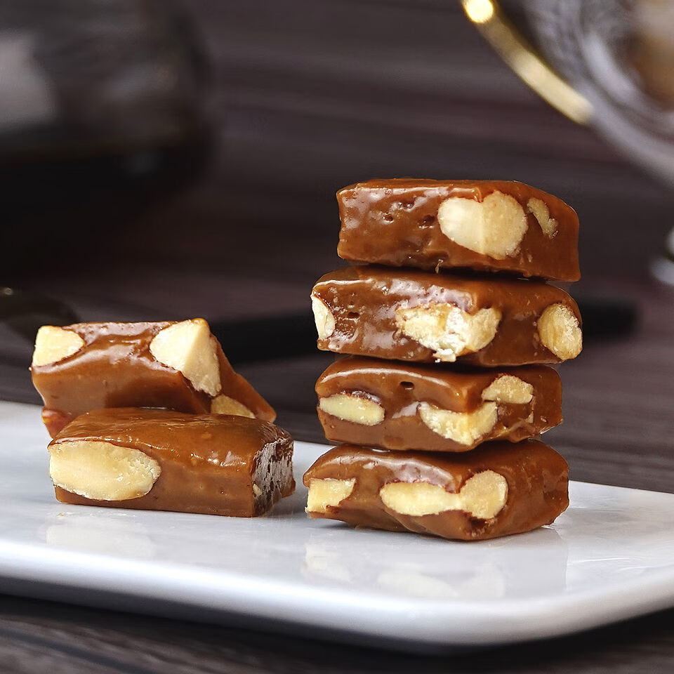 做网红零食小吃酥脆好吃硬糖独立小包装零食女生海盐杏仁太妃糖100克