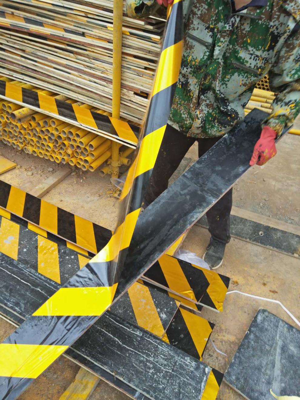 建筑外脚手架踢脚板自粘楼层胶带贴挡脚板钢管贴免漆警示带胶粘贴红白