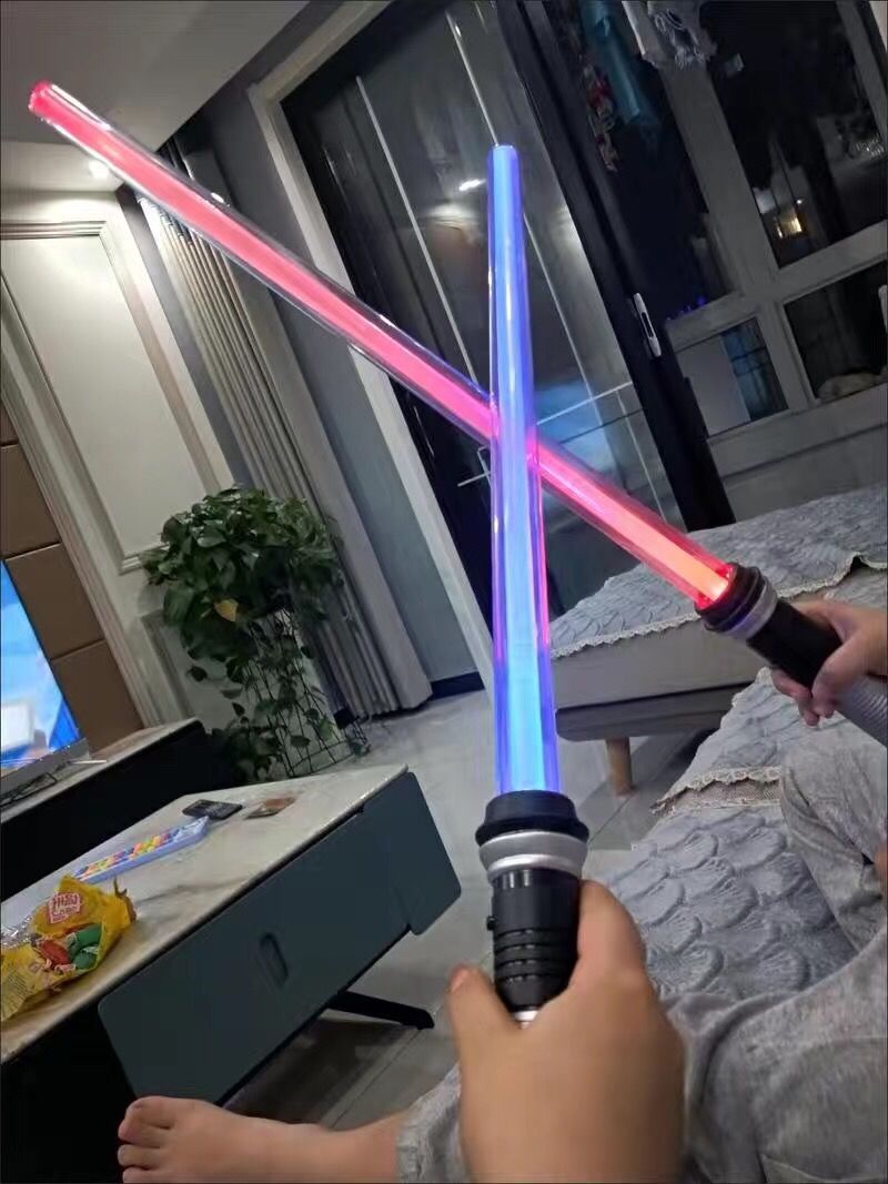 林中鸟激光剑星球大战光剑儿童十字伸缩荧光棒发光剑男孩夜闪光刀剑